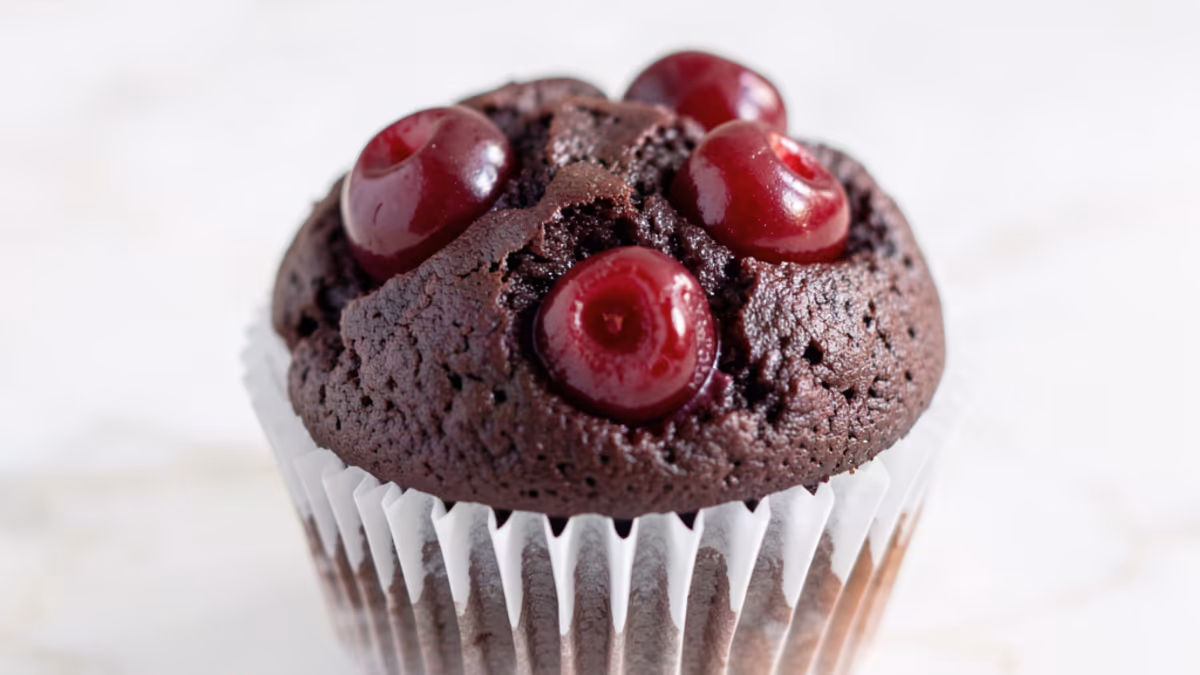 AI-genereret illustration af chokolade muffins med kirsebær